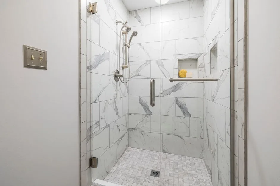 Pose de carreaux dans une salle de bain en travaux.